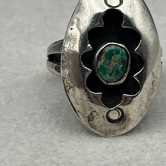 Sterling Silver Split Shank Shadowbox Ring with green stone - Picture 8 of 10